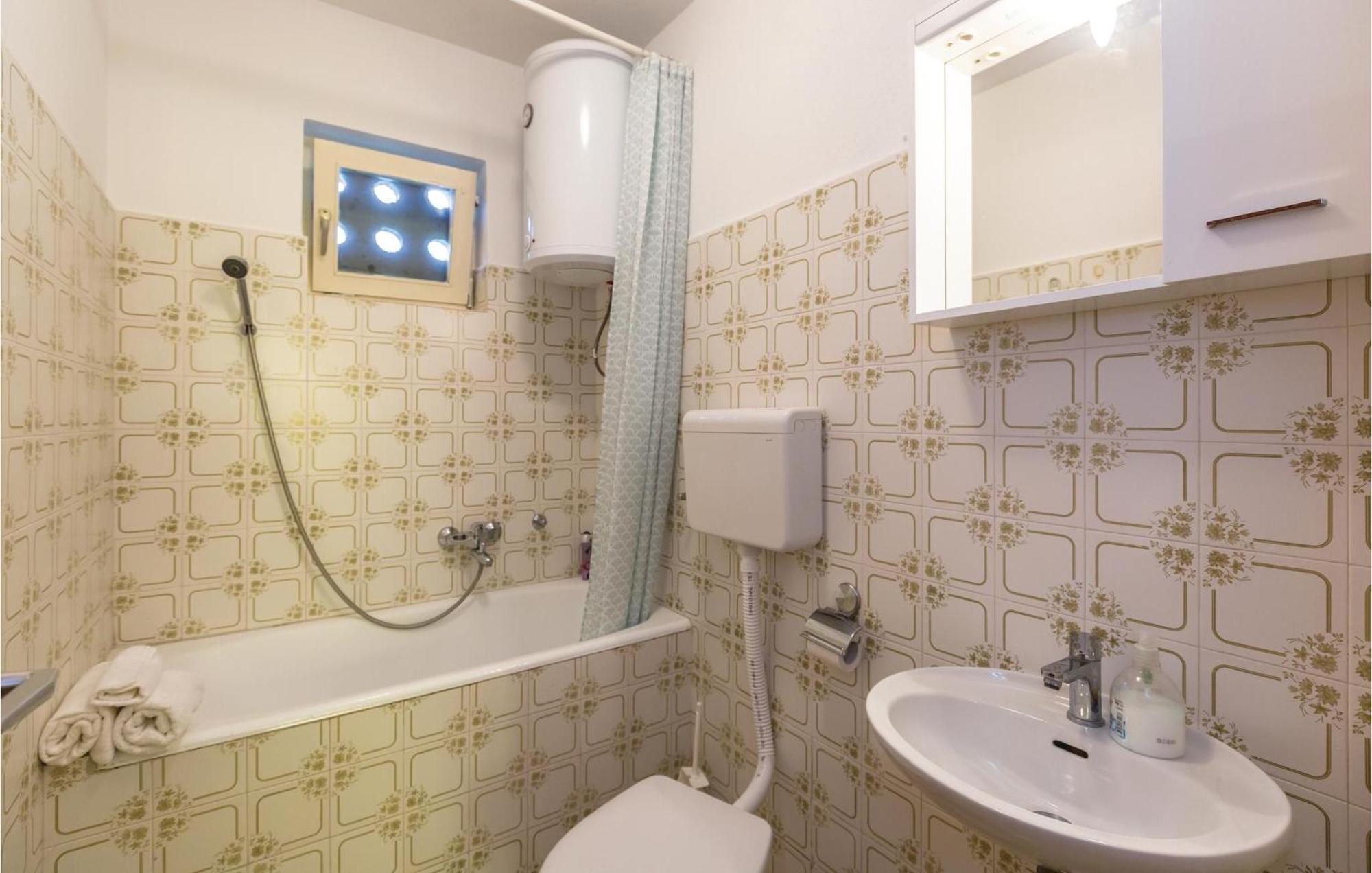 Nice Apartment In Tucepi With Wifi Eksteriør billede